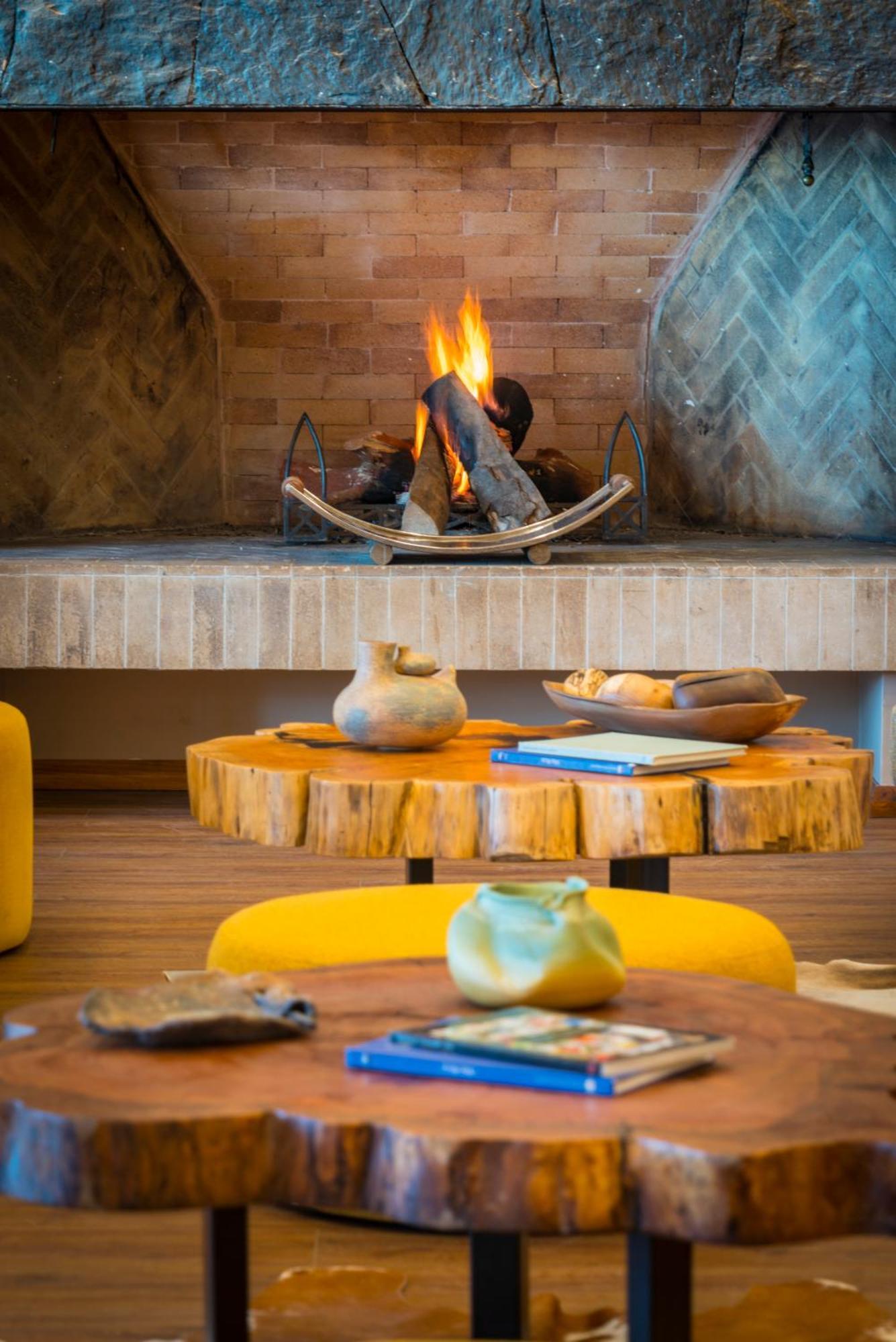 Park Lake Luxury Hotel Pucón Εξωτερικό φωτογραφία The fireplace at the lodge