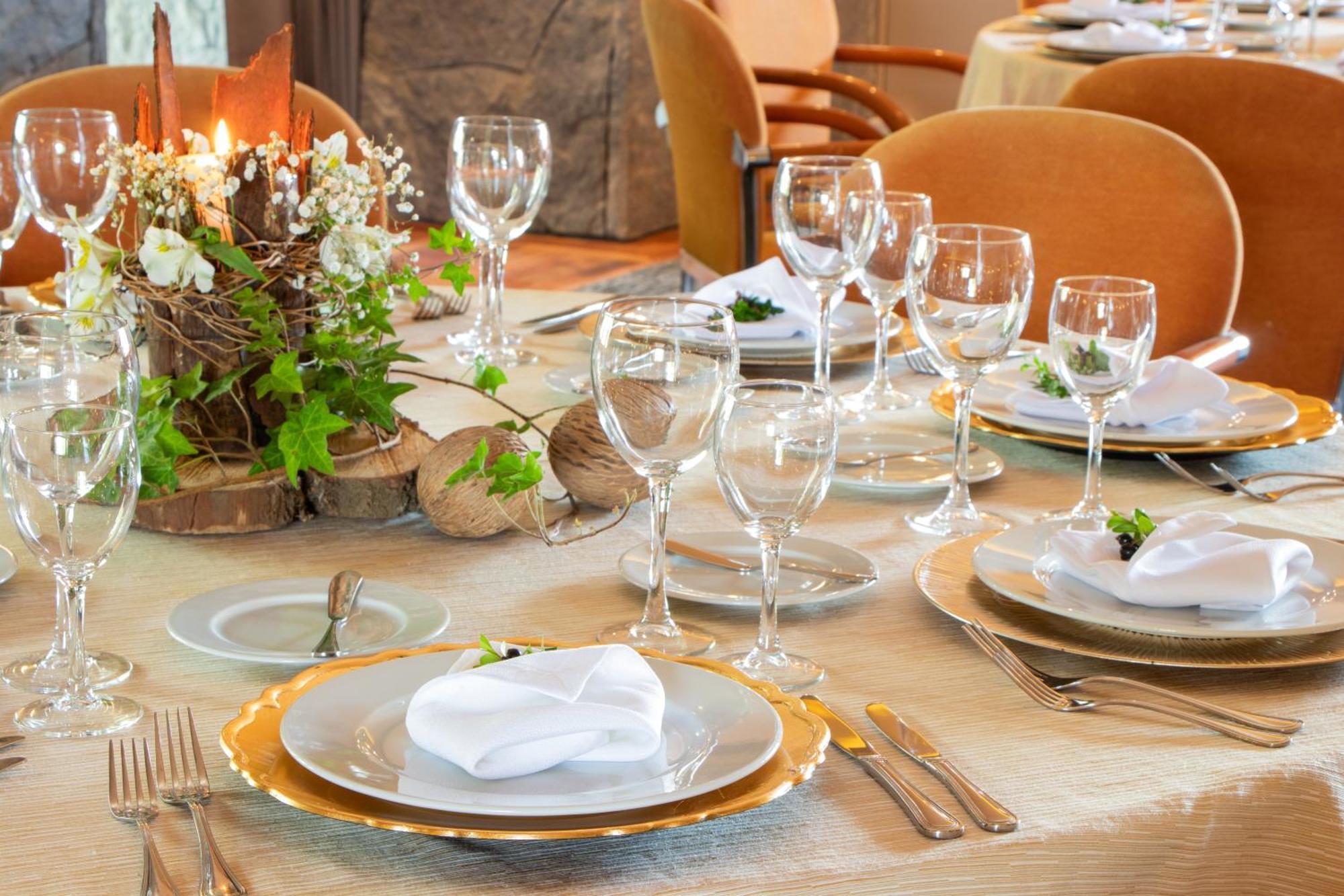 Park Lake Luxury Hotel Pucón Εξωτερικό φωτογραφία A table set for a formal dinner