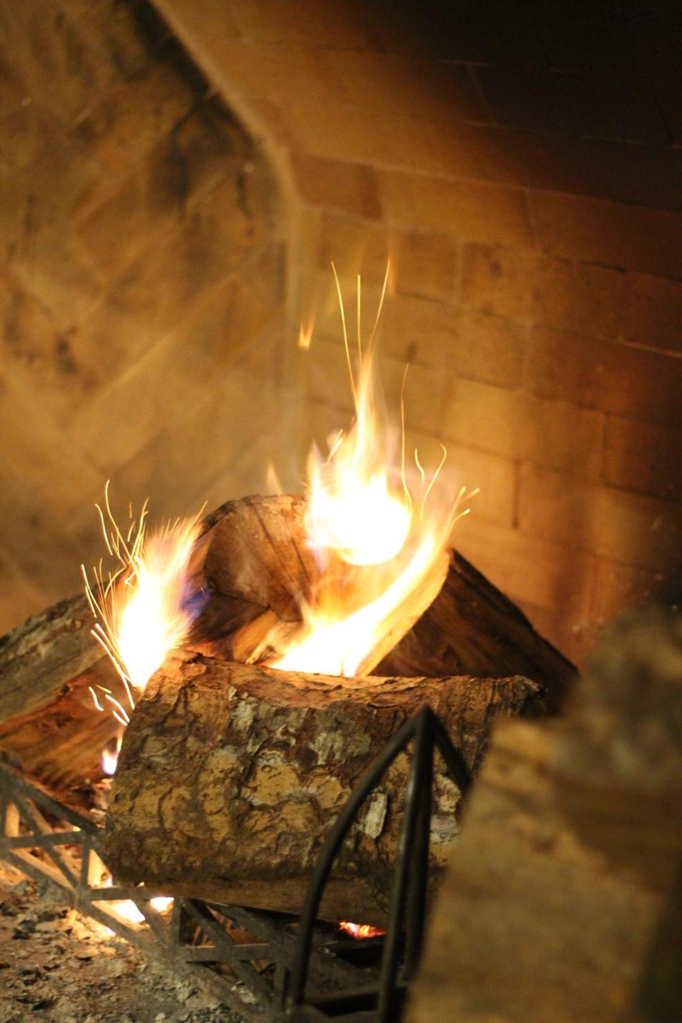 Park Lake Luxury Hotel Pucón Εξωτερικό φωτογραφία Wood burning in a fireplace