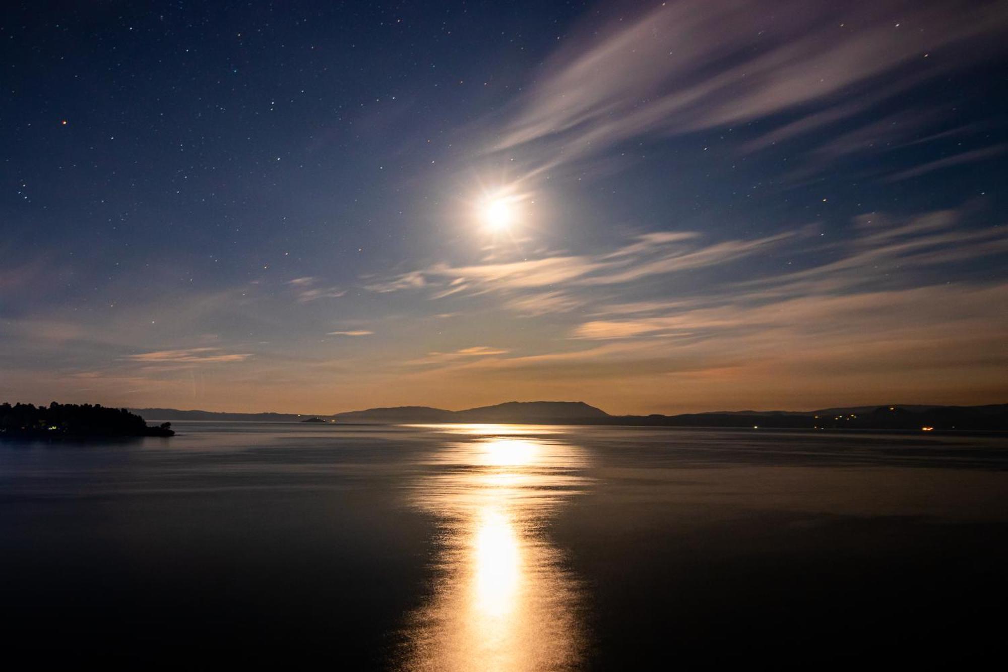 Park Lake Luxury Hotel Pucón Εξωτερικό φωτογραφία Moon over the bay