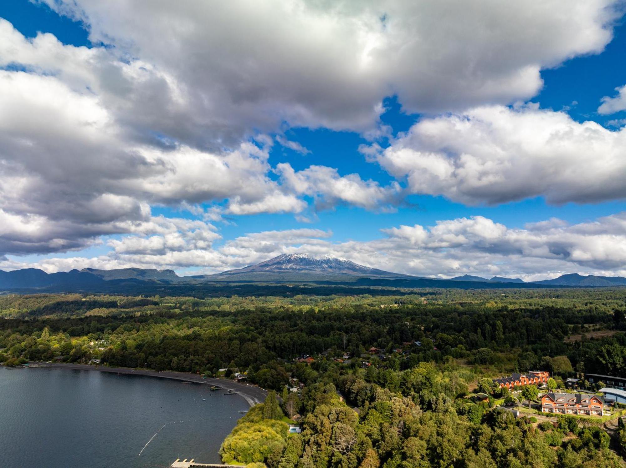Park Lake Luxury Hotel Pucón Εξωτερικό φωτογραφία View of the lake and the mountains