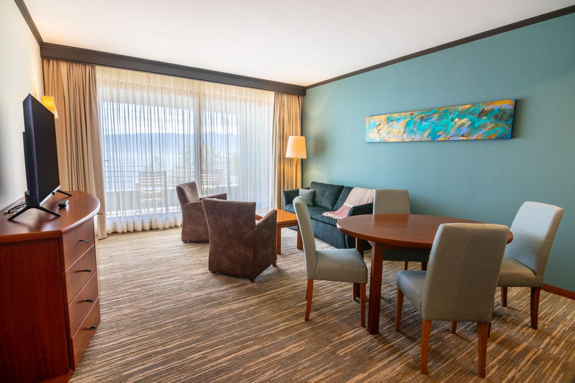 Park Lake Luxury Hotel Pucón Εξωτερικό φωτογραφία Living room of a suite at the Hilton Garden Inn